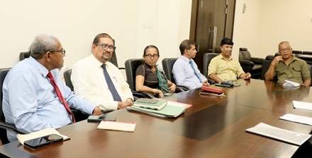 වෘත්තීය ගැටළුක් පිළිබඳව සාකච්ඡා කිරීමට වාරිමාර්ග දෙපාර්තමේන්තුවේ මිනින්දෝරුවන් පිරිසක් කෘෂිකර්ම, පශු සම්පත්, ඉඩම් සහ වාරිමාර්ග අමාත්‍ය කේ.ඩී. ලාල්කාන්ත මහතා හමුවෙයි. 