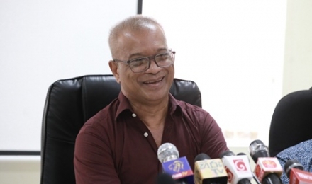 விவசாயத் திணைக்களத்தின் முன்னேற்ற மீளாய்வு கூட்டம், கமத்தொழில், கால்நடை, வளங்கள், காணி மற்றும் நீர்ப்பாசன அமைச்சர் திரு கே.டி. லால்காந்த அவர்களின் தலைமையில் காணி அமைச்சில் நடைபெற்றது