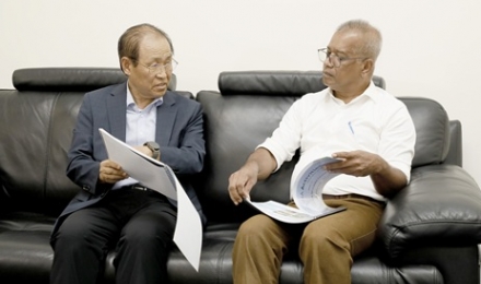 The KOPIA organization meets with Minister of Agriculture, Livestock, Land and Irrigation K.D. Lalkantha.